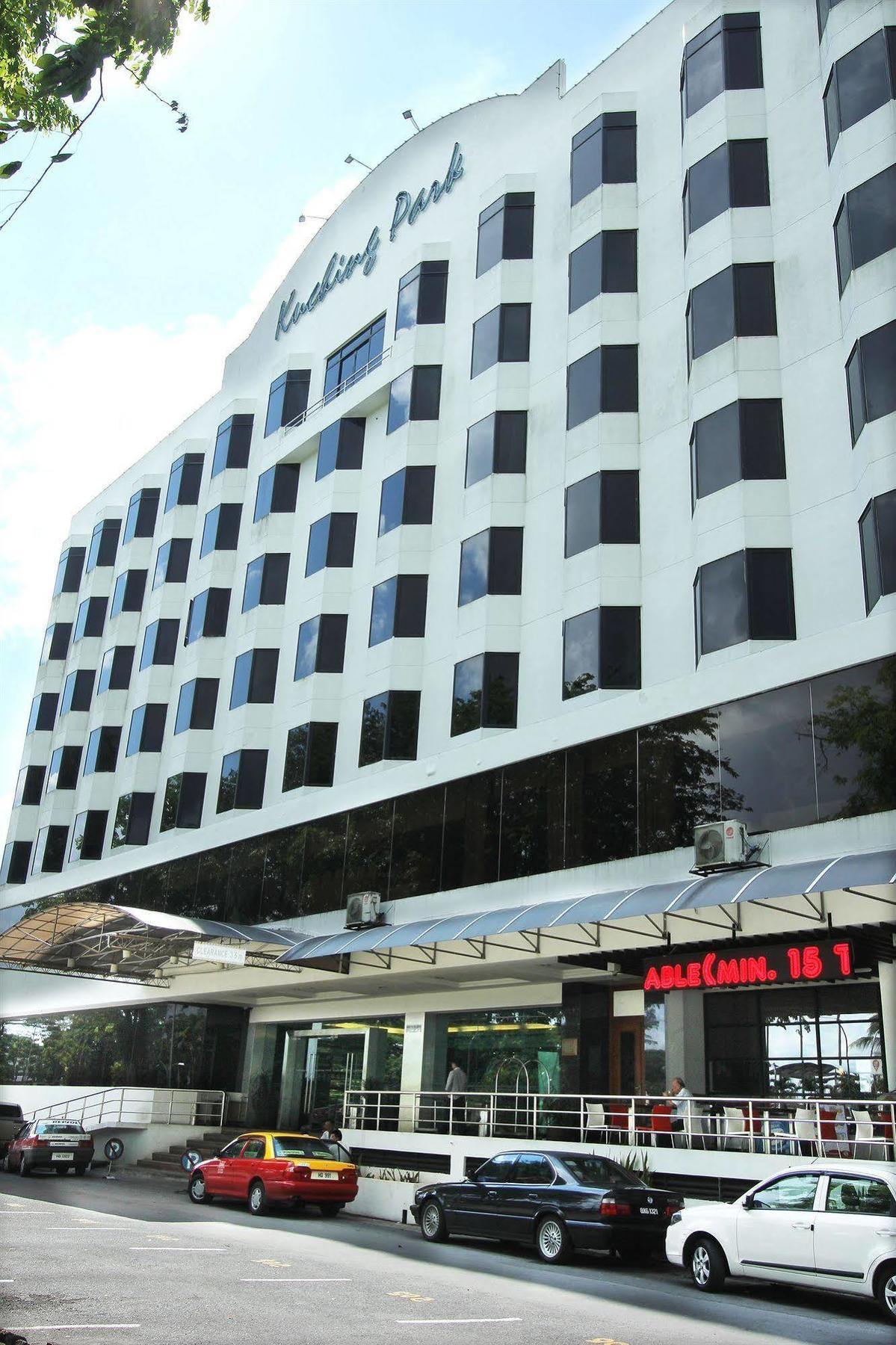 古晋公园酒店 外观 照片